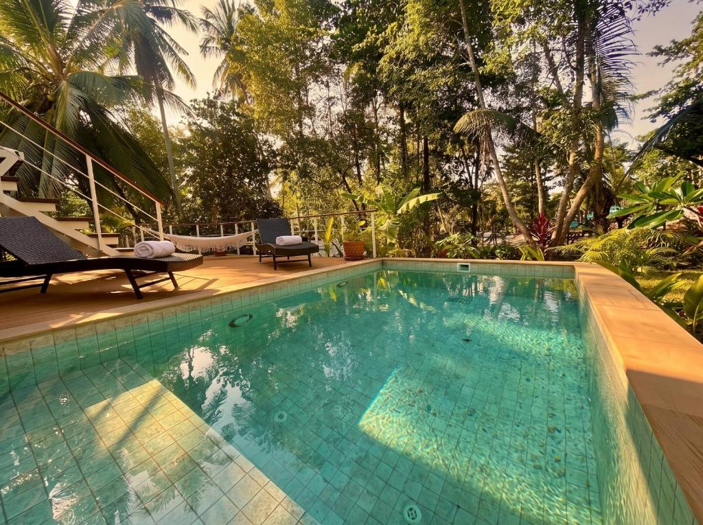 a swimming pool in the middle of a resort at Villa Leo in Ban Madua Wan