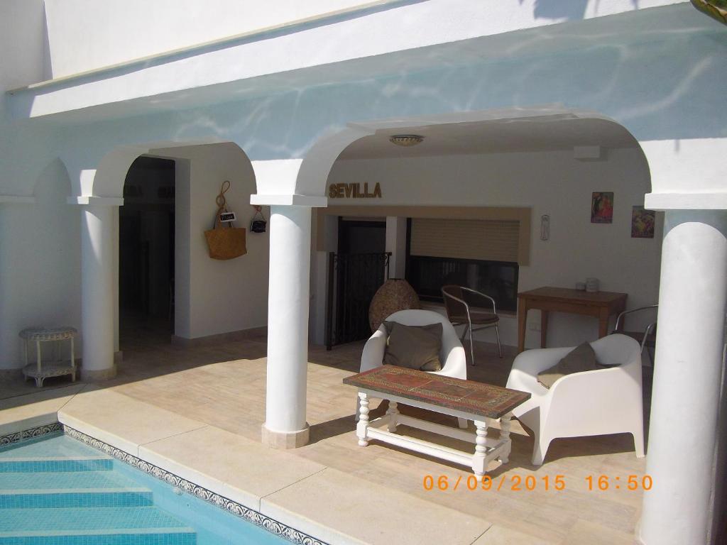 Bazén v ubytovaní Casa Holandaluzas Marbella near Beach, with salt water Pool and private parking alebo v jeho blízkosti