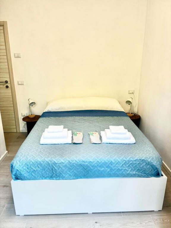ein Schlafzimmer mit einem Bett, auf dem zwei Handtücher liegen in der Unterkunft Suite 13 in Pesaro