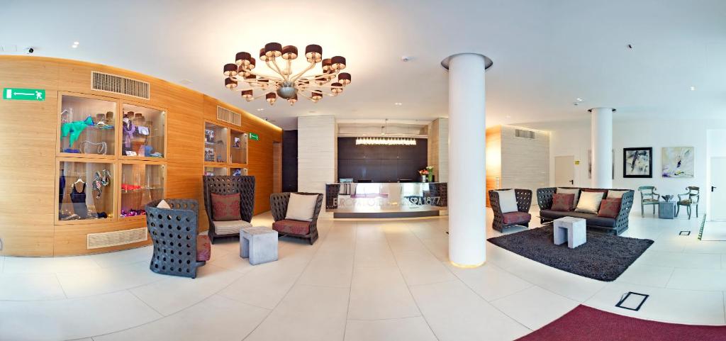 TV a/nebo společenská místnost v ubytování Europa Hotel Design Spa 1877