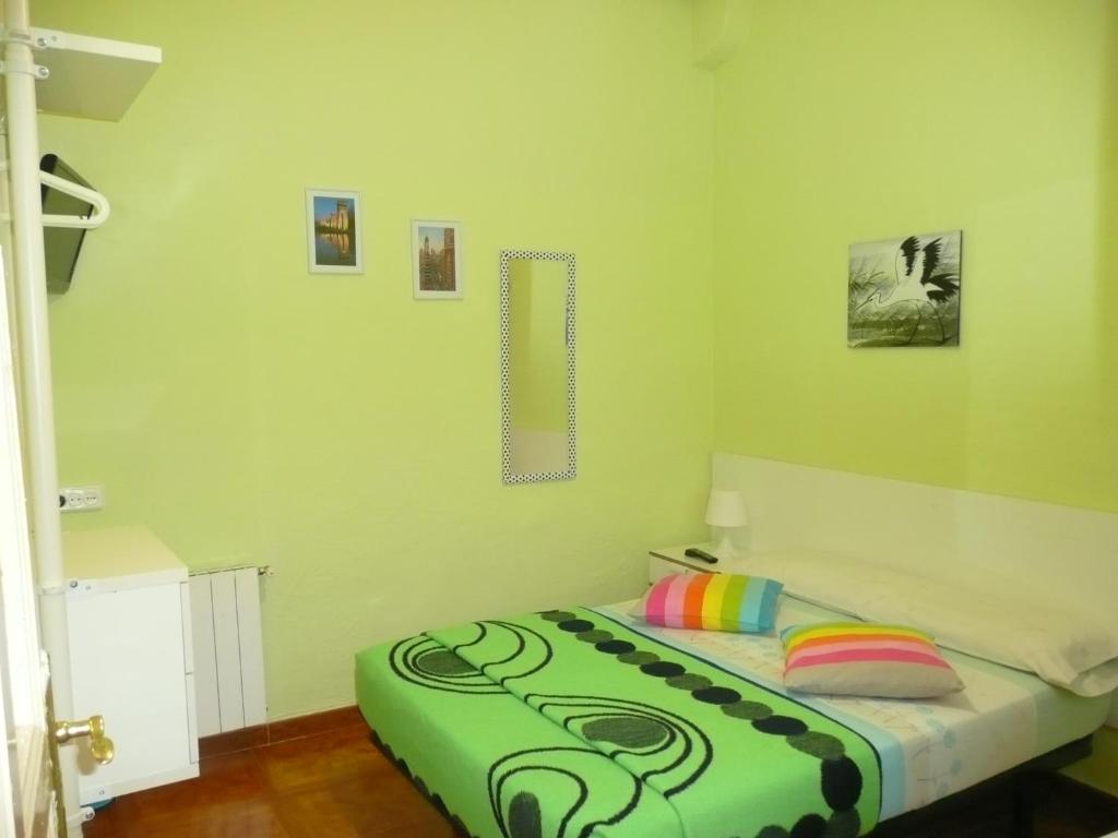 Cama o camas de una habitación en Hostal Loyola