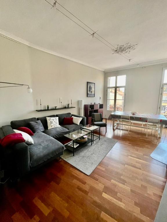 a living room with a couch and a table at La Perle de Toulon, grand appartement tout confort, idéalement situé in Toulon