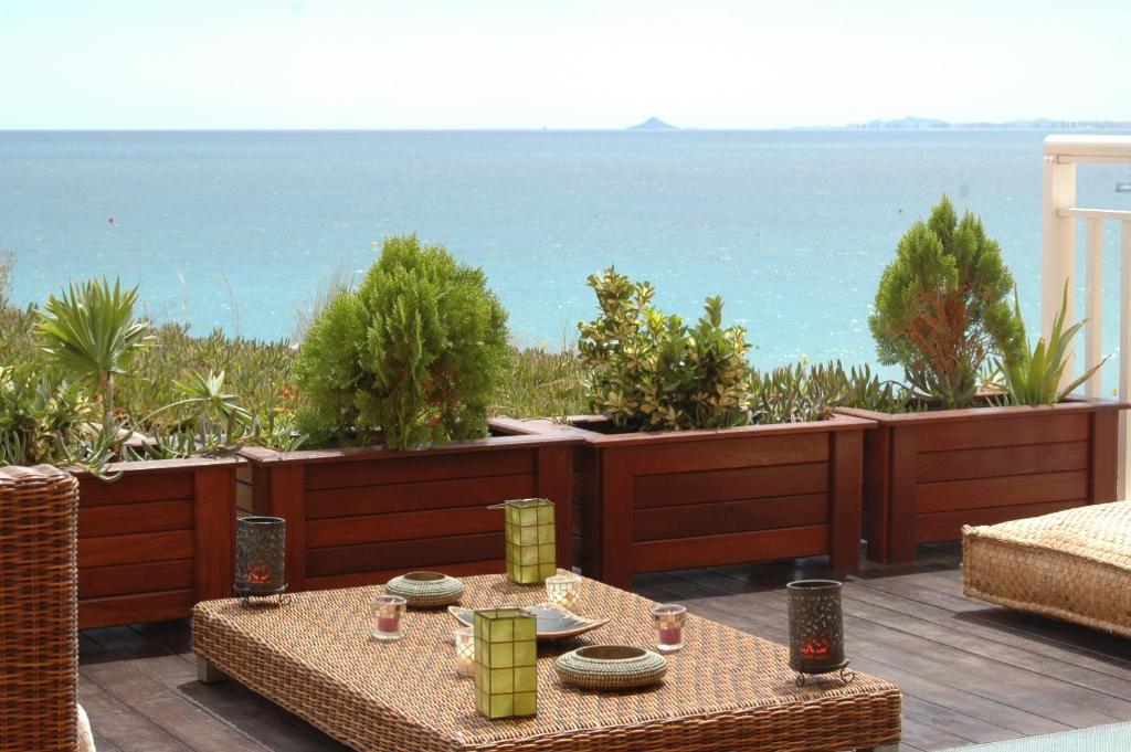 d'une terrasse avec vue sur l'océan. dans l'établissement Precioso Duplex frente al mar en Campoamor Alicante, à Campoamor