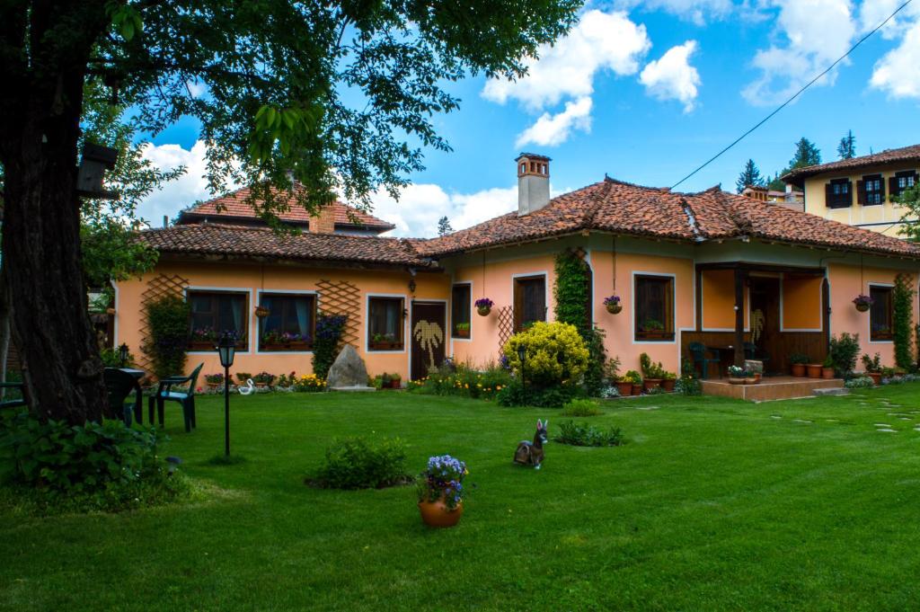 una casa con un patio delante de ella en Bobi Guest House, en Koprivshtitsa