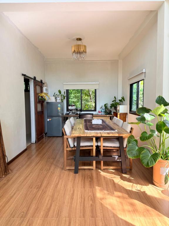 a kitchen and dining room with a wooden table at Alit House in Phra Nakhon Si Ayutthaya