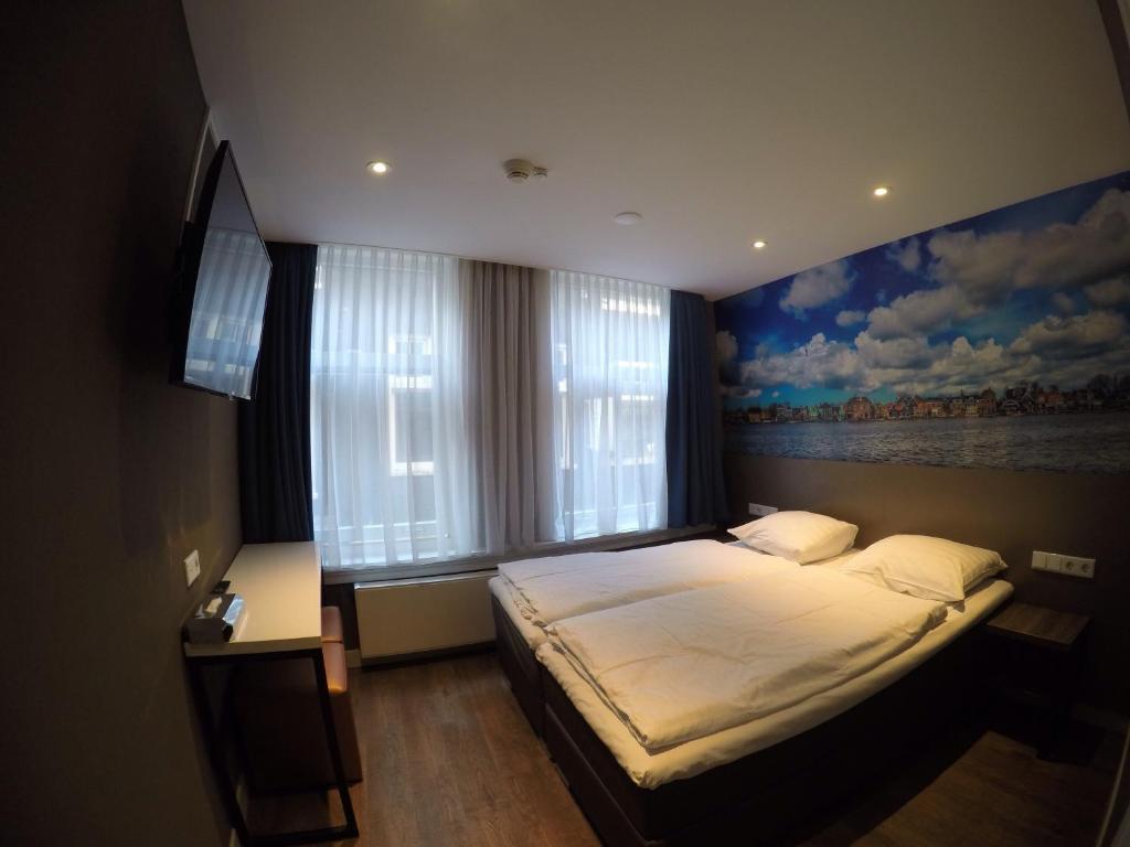 Een bed of bedden in een kamer bij The Old Nickel Hotel