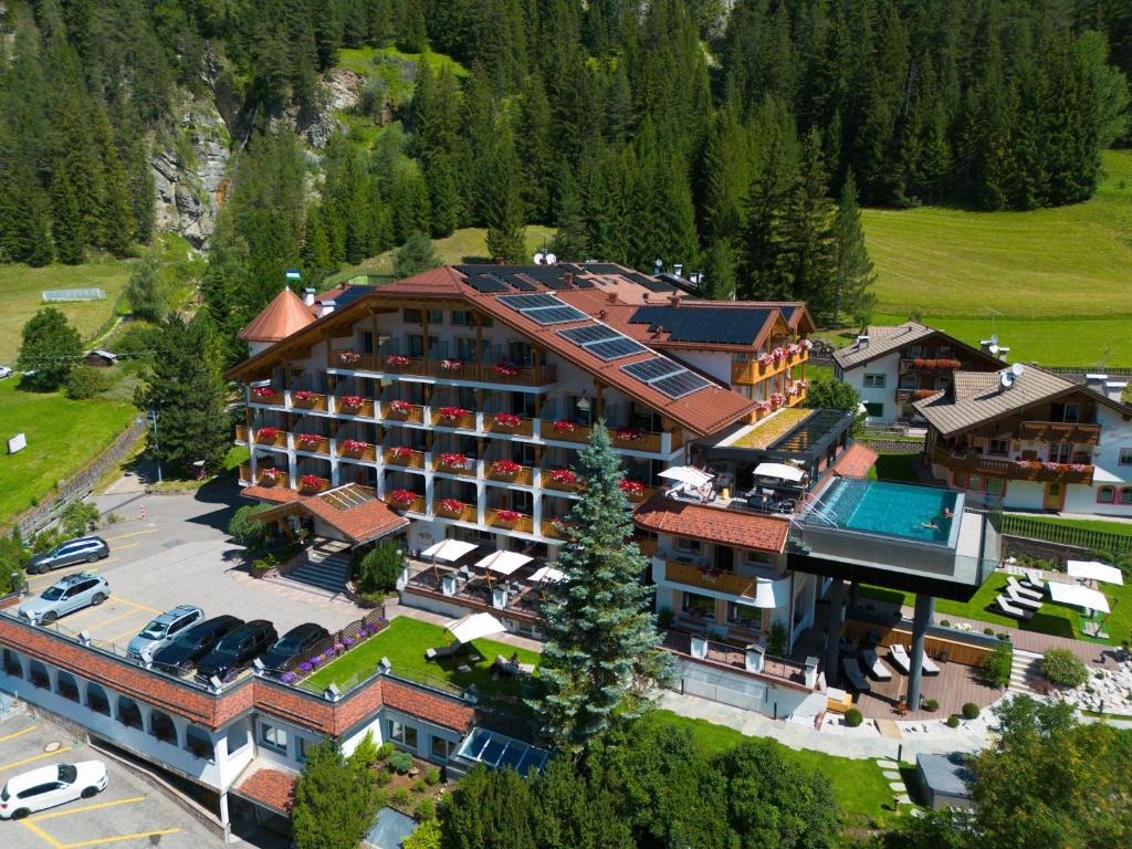 Luftaufnahme eines Hotels mit Resort in der Unterkunft Hotel Cesa Tyrol in Canazei