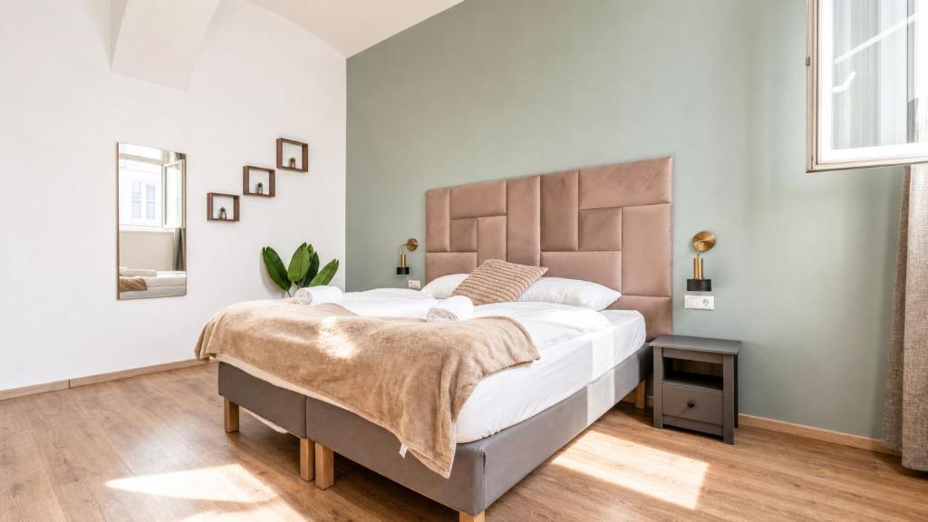 8-min Walk to Westbahnhof Chic 1BR Apartment