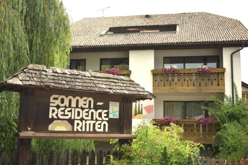 a sign in front of a house with a building at Sonnen Residence in Collalbo