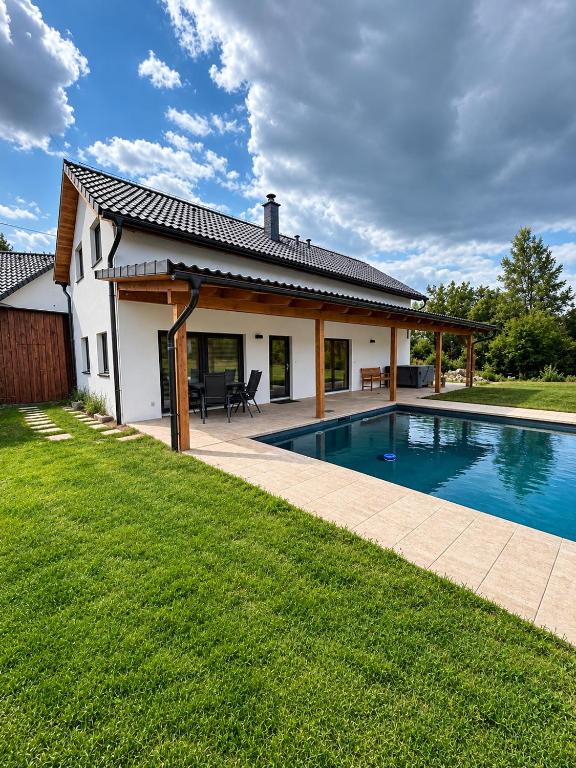 a house with a swimming pool in the yard at Wellness chalupa in Havlíčkŭv Brod