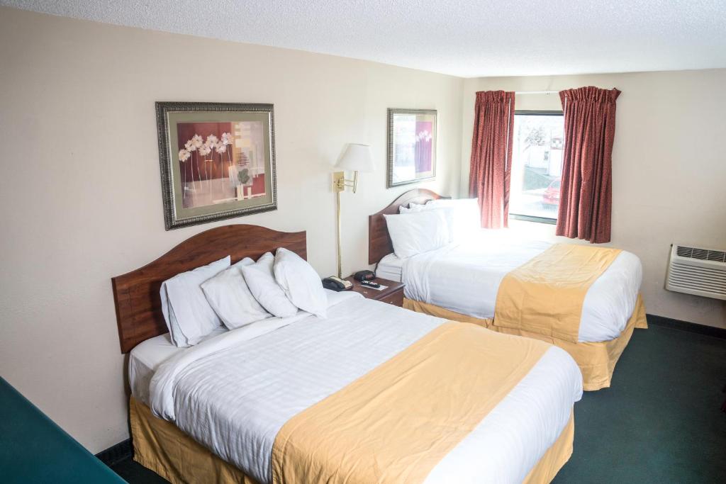 Habitación de hotel con 2 camas y ventana en Americas Best Value Inn St. Louis / South, en Saint Louis