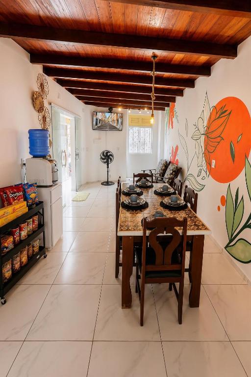 a kitchen and dining room with a table and chairs at Residência Ilha Bela - Casa Inteira no Centro Histórico de São Luís in São Luís