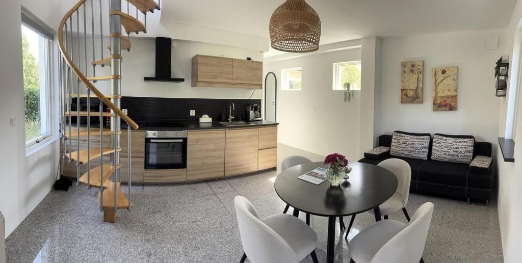 eine Küche und ein Wohnzimmer mit Tisch und Stühlen in der Unterkunft Kullsbacka in Skanör med Falsterbo