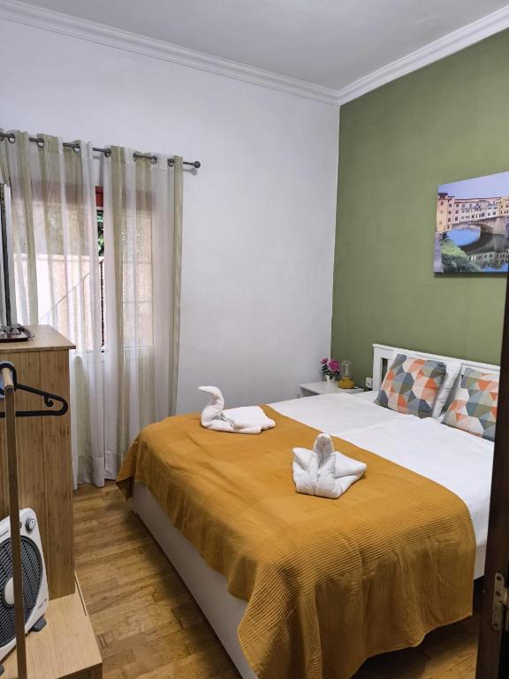 a bedroom with a bed with towels on it at El Oasis Canario in Tacoronte