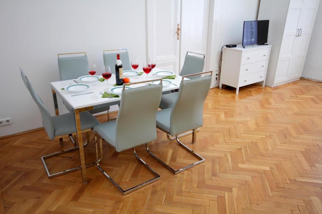 Televízia a/alebo spoločenská miestnosť v ubytovaní City Centre Cosy Apartments