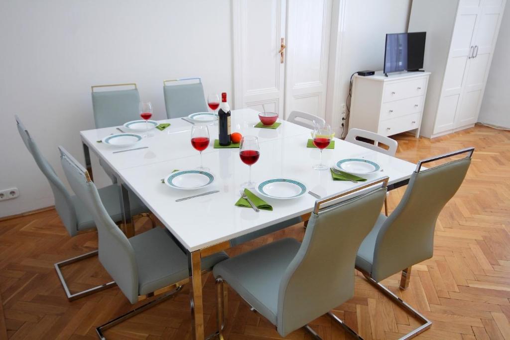 Televízia a/alebo spoločenská miestnosť v ubytovaní City Centre Cosy Apartments