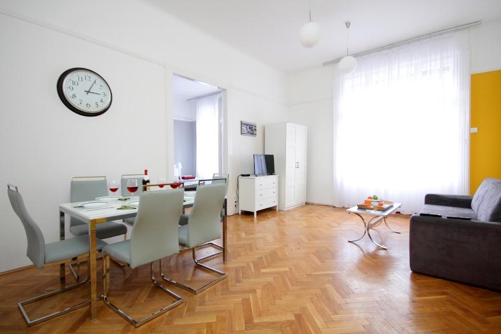 Televízia a/alebo spoločenská miestnosť v ubytovaní City Centre Cosy Apartments