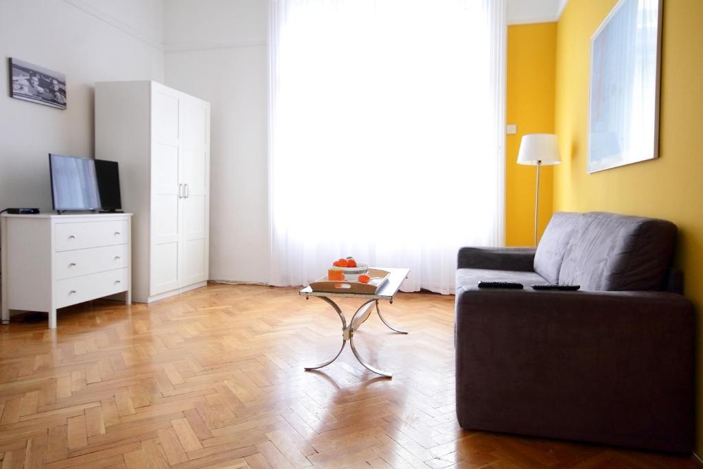 Televízia a/alebo spoločenská miestnosť v ubytovaní City Centre Cosy Apartments