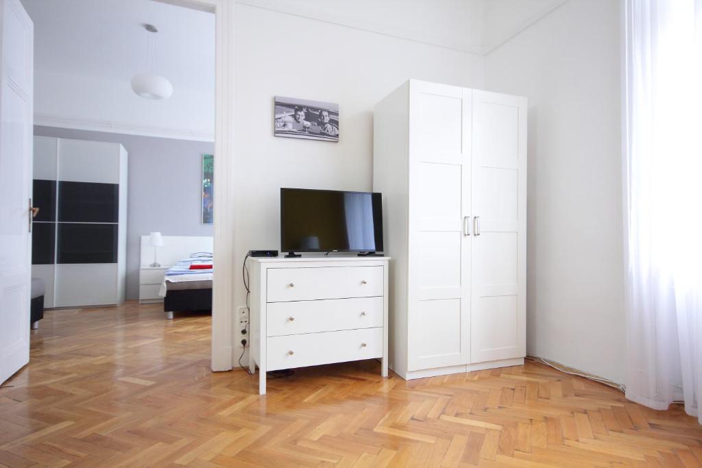 Televízia a/alebo spoločenská miestnosť v ubytovaní City Centre Cosy Apartments