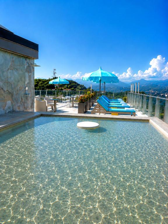 a swimming pool with a frisbee in the water at Le Stele Hotel in Lerici