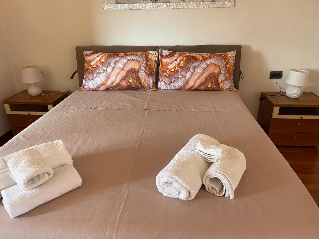 a bedroom with a bed with towels on it at LE SOLEIL DOREE' Maison Du Mere' LERICI 5 TERRE in Pitelli
