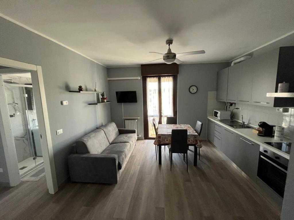 a living room with a couch and a table at bilocale con NETFLIX INCLUSO in Lodi