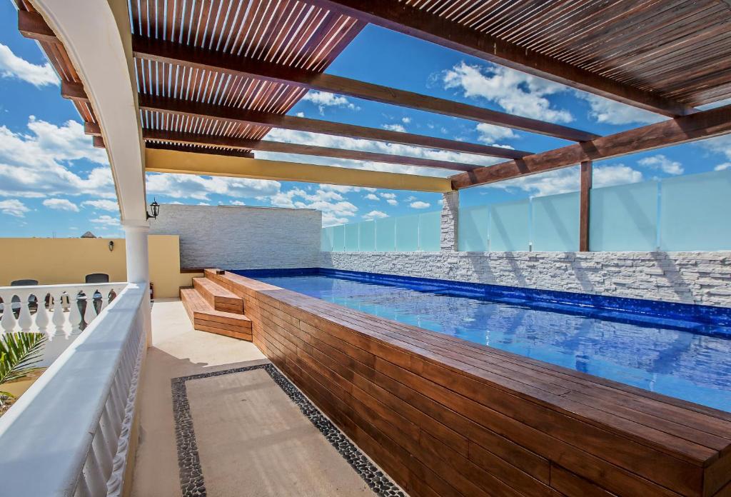 uma piscina numa villa com telhado em We playa Hotel-Hostel em Playa del Carmen
