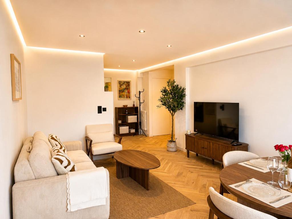 Modern 2-Bedroom Apartment - Walk to beach & Old Town Antibes