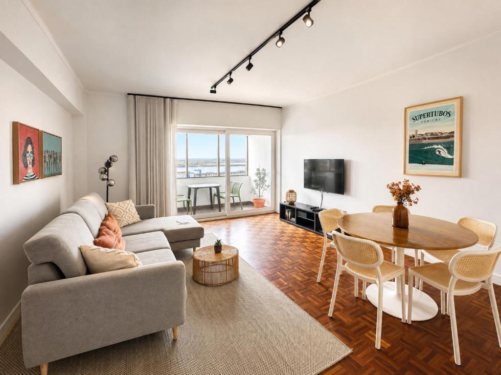 a living room with a couch and a table at Ponte Velha in Peniche
