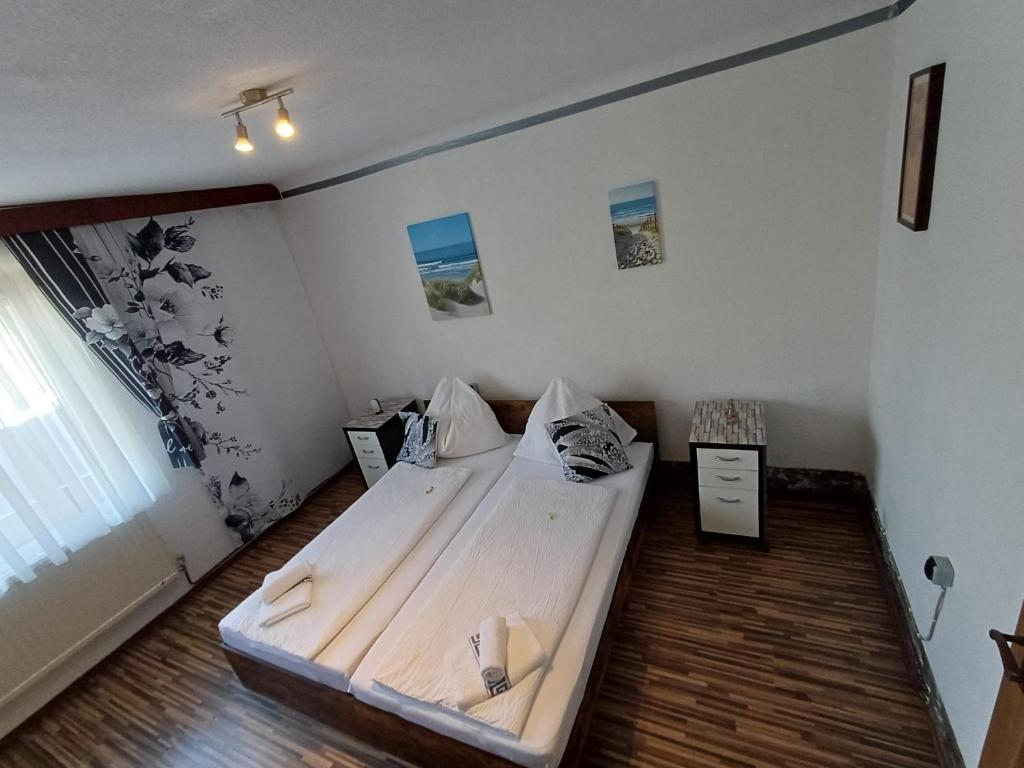 a bedroom with a large bed in a room at Tom & Jerry - Family Apartment in Pottendorf