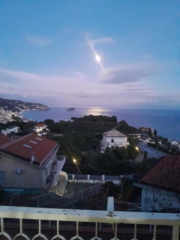 a view of the ocean from a balcony at Mansarda a Noli e Spotorno in Noli
