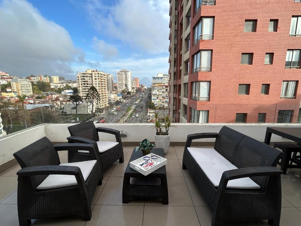 a balcony with chairs and a table on a building at La mejor terraza en el centro de Viña del Mar, cerca de todo in Viña del Mar