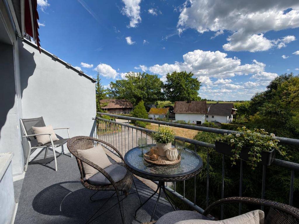 a balcony with a table and chairs and a view at Landblick Halver - Ferienwohnung mit Balkon in Halver