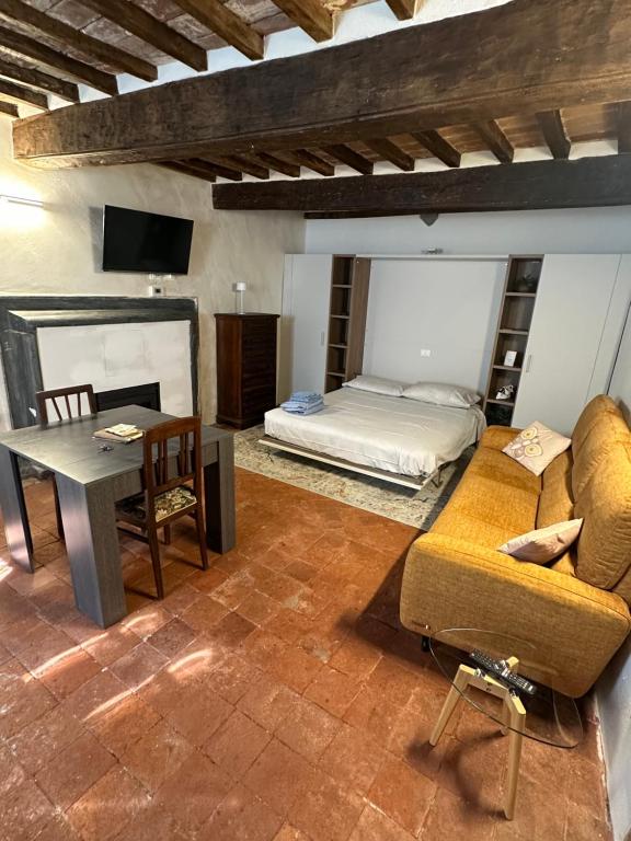 a living room with a couch and a bed at Casa Michele in Pontremoli