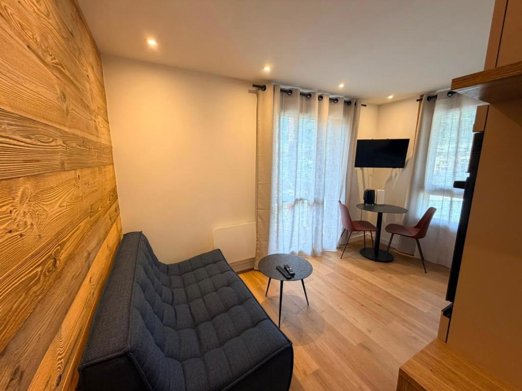 a living room with a couch and a table at Le 400 BIS in Bourg-Saint-Maurice