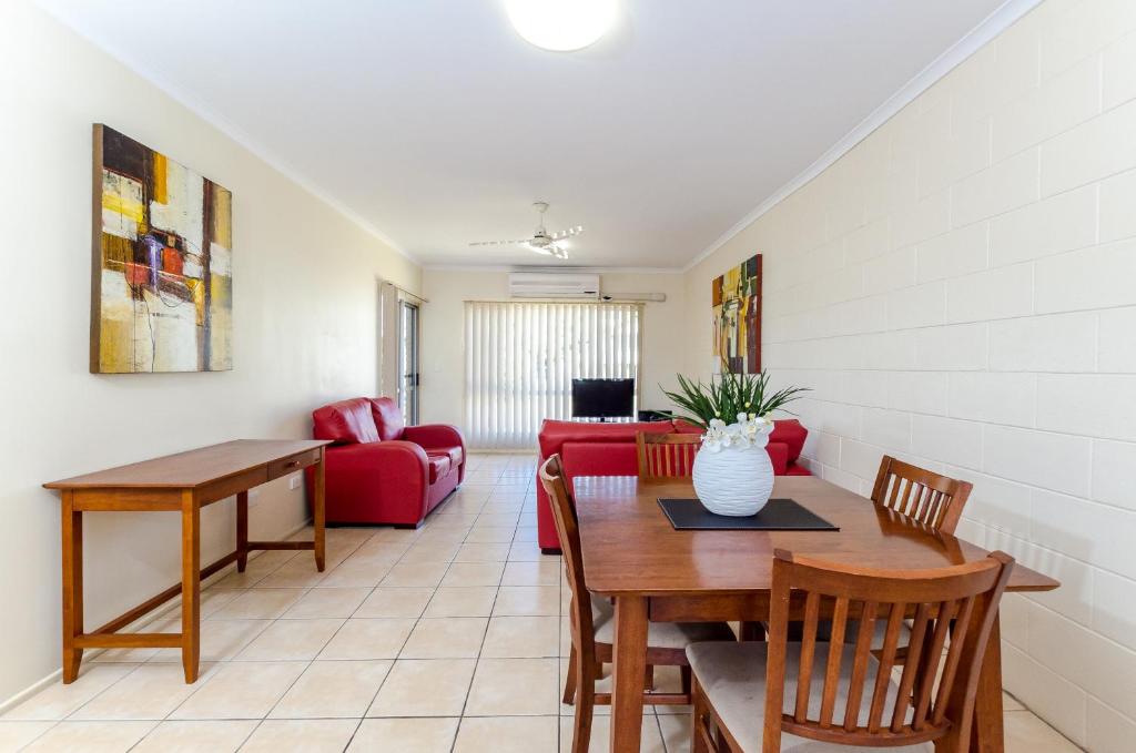 a living room with a table and a couch at Como Apartments Gladstone in Gladstone