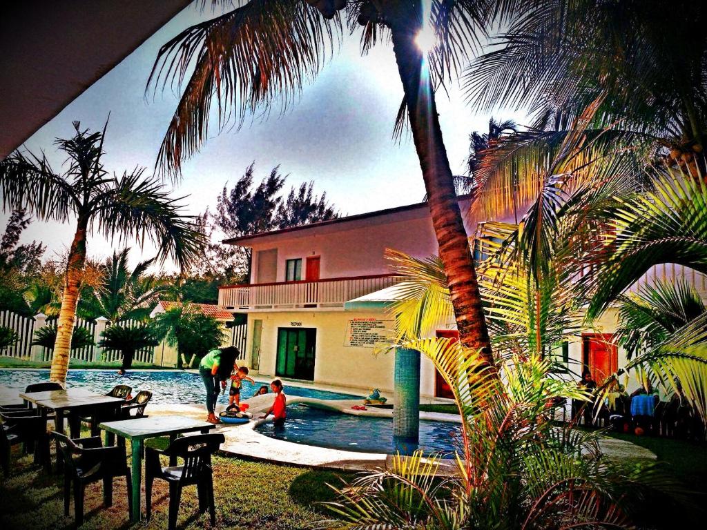 Bazén v ubytování Hotel El Faro nebo v jeho okolí