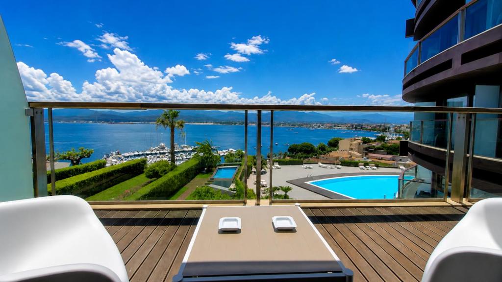 a balcony with a view of the water at Milazzo. Intero alloggio in affitto in Milazzo