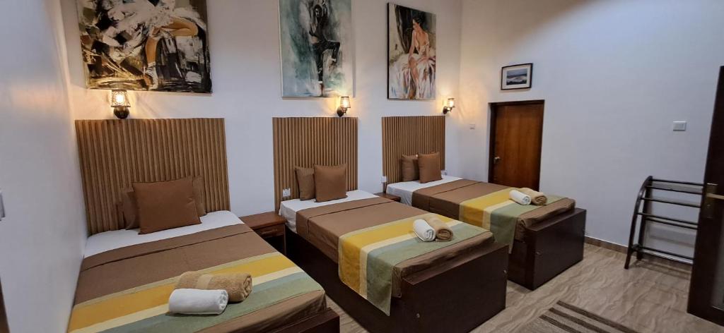Beach Green Wood Villa Negombo - Deluxe Triple Room With Balcony & Canal View