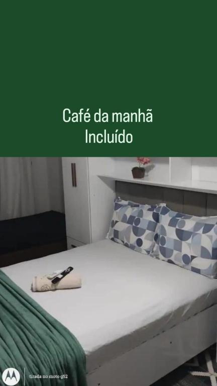 a bed in a room with the words caffeida ma ma ma indicula at Loft Moderno 3 in Volta Redonda