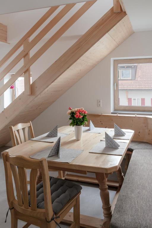 a wooden table and chairs in a living room at Ferienwohnung am Klöckhof in Marktoberdorf