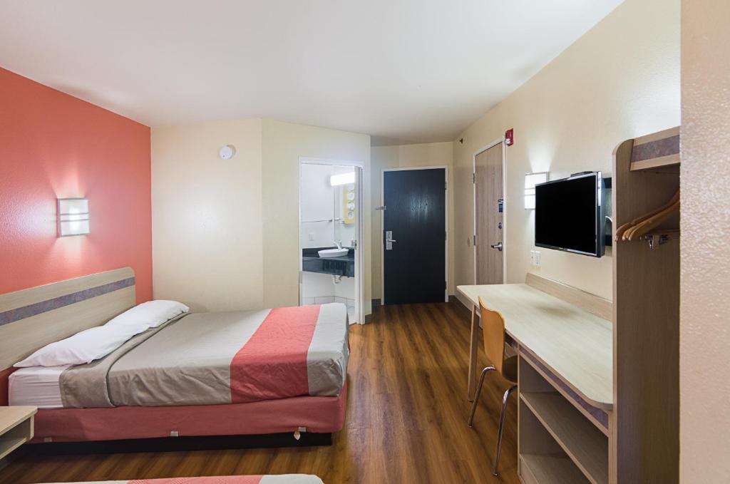 Motel 6-Terrell, TX - Deluxe Queen Room - Non-Smoking