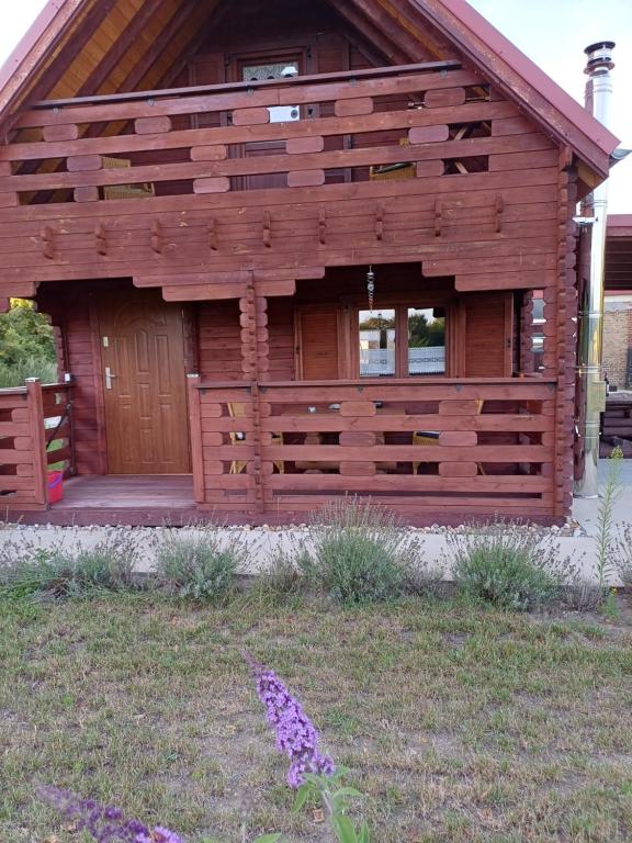 eine Holzhütte mit einem Zaun davor in der Unterkunft Auszeit im Oderbruch in Letschin
