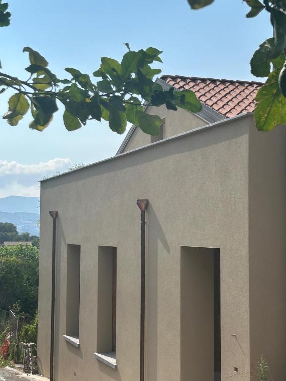 a building with three windows on the side of it at Ecoloft Radici in Poderia