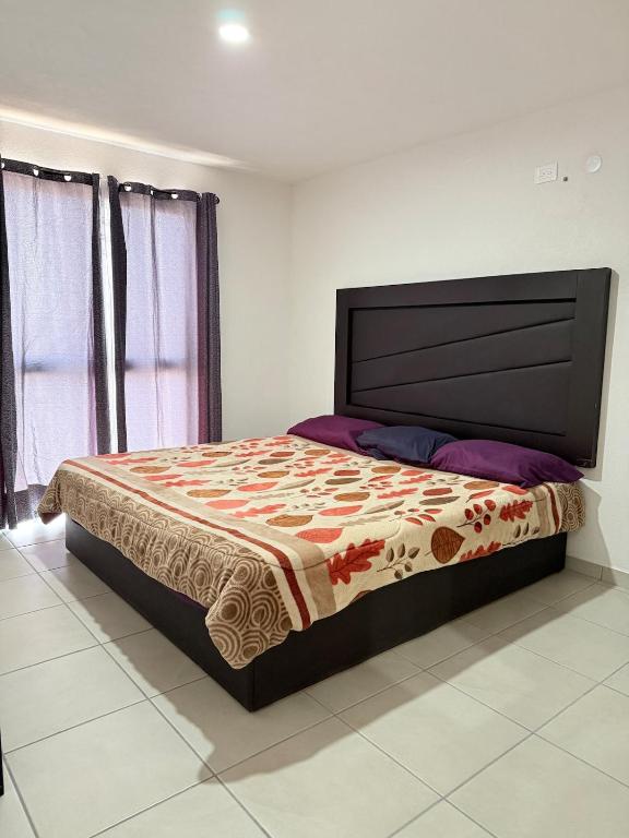 a bedroom with a large bed in a room at Departamento iluminado ideal para descansar in Miranda