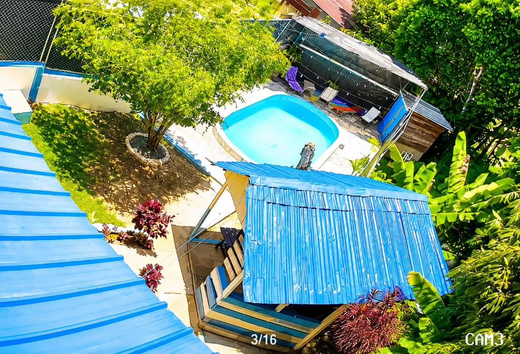an overhead view of a swimming pool in a yard at spring house jarabacoa bbq ,piscina privada, Wi-Fi deco 10 huéspedes 3 baños, 2 aires A C 4 habitaciones in Jarabacoa