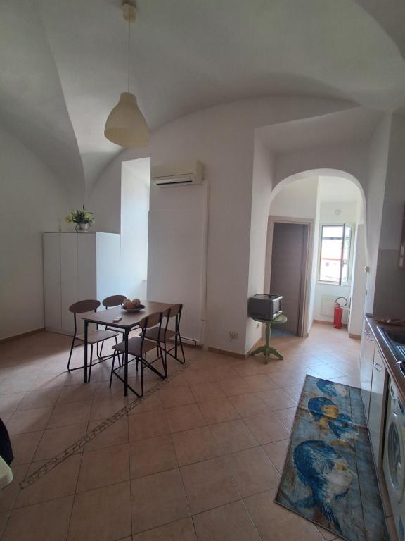 a kitchen and dining room with a table and chairs at Casa Vacanze a Piazza Garibaldi in Terracina