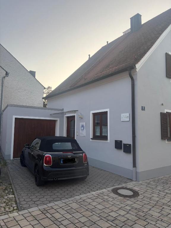 a black car parked in front of a garage at Auszeit im Altmühltal in Beilngries
