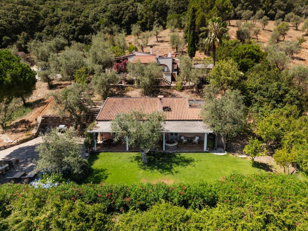 an aerial view of a house with a yard at B&B Kapì Country in Alghero