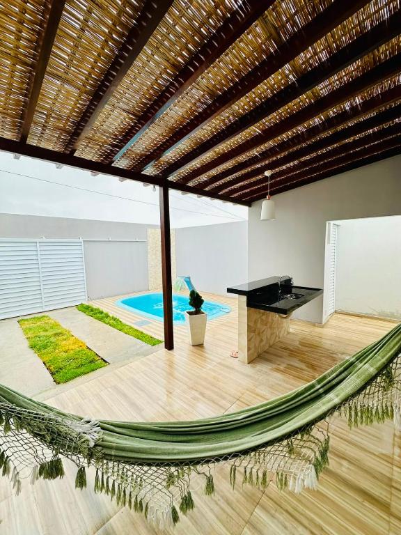 a hammock in the middle of a room at Casa da Gi em Piranhas in Piranhas